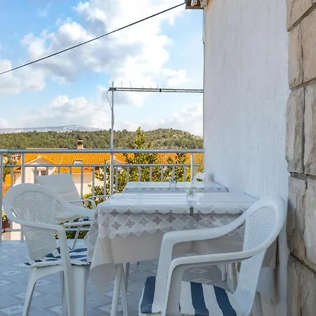 Gorgeous In Stari Grad With Kitchen