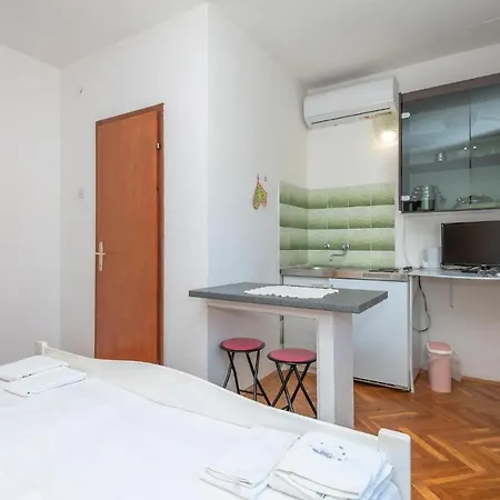 Gorgeous In Stari Grad With Kitchen