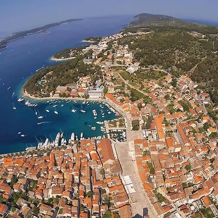 Apartment Gorgeous In Stari Grad With Kitchen *
