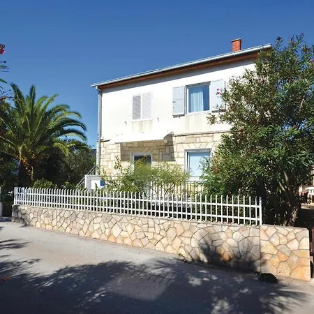 Apartment Ivanje Gomile Bb II דירה *