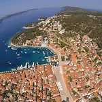 Apartment Ivanje Gomile Bb II Stari Grad